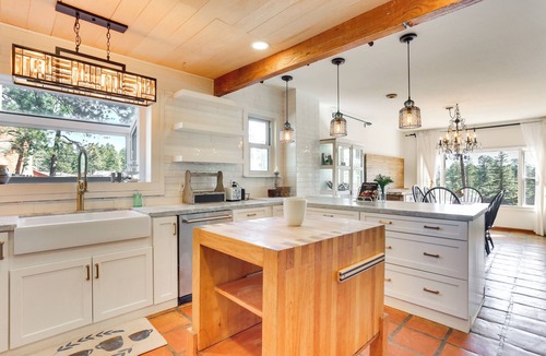 Larkspur House | Vintage Farmhouse w/Hot Tub in Larkspur