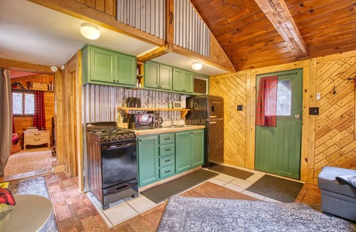 Lyons Cabin | Vintage Riverside Cabin — Spacious Family Stay