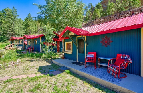 Lyons Cabin | Vintage Riverside Cabin — Spacious Family Stay