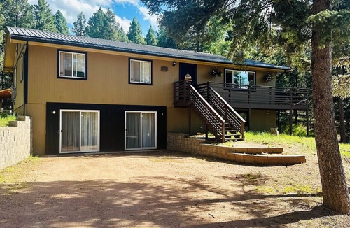 Woodland Park Apartment | Vintage Velvet Haven - newly added hot tub!