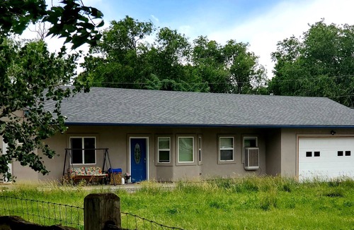 Grand Junction House | Visit Tres Chivos Farmhousenwarm and cozy, Kids and pet friendly too!