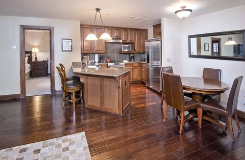 Avon Condo | Walk to Avon | Free Shuttle to the Slopes | Pool & Hot Tub!