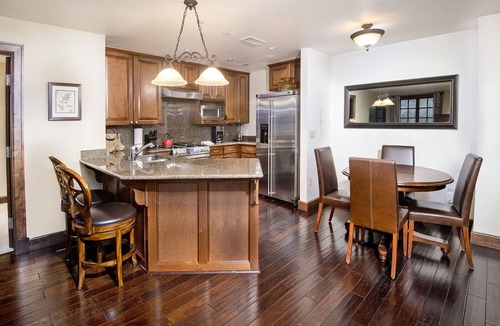 Avon Condo | Walk to Avon | Free Shuttle to the Slopes | Pool & Hot Tub!