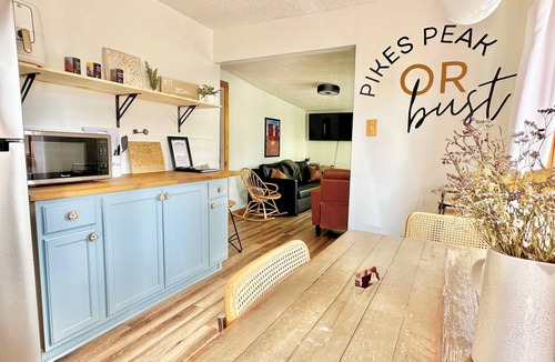 West Colorado Springs House | Walk to Garden of the Gods! Private backyard and hot tub