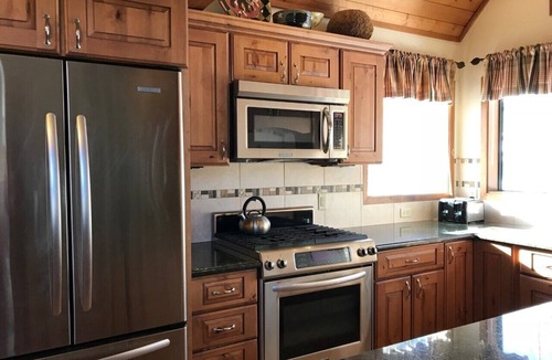 Weisshorn House | Walk to gondola & town, great for families, fenced flat backyard/hot tub