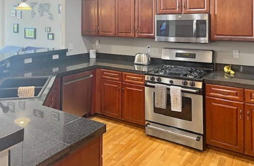 Uptown Apartment | Walk to Hospitals | Heart of DT | 30+ Day Stays