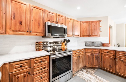 Four O'Clock House | Walk to Nearby Creek, Ski Lift or Town! Hot Tub!