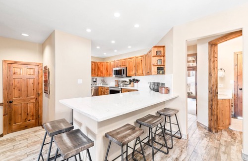 Four O'Clock House | Walk to Nearby Creek, Ski Lift or Town! Hot Tub!
