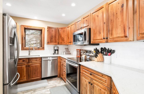 Four O'Clock House | Walk to Nearby Creek, Ski Lift or Town! Hot Tub!