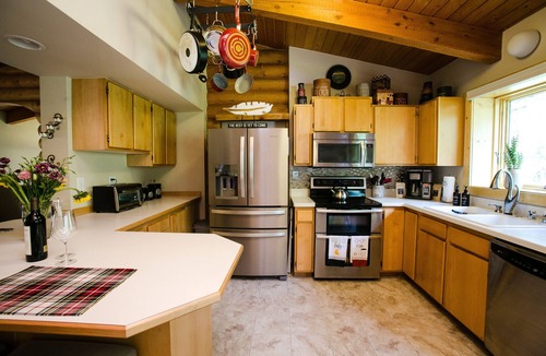Nederland House | Walk to Ned, perfect for families, theater room, ping-pong, heated garage!