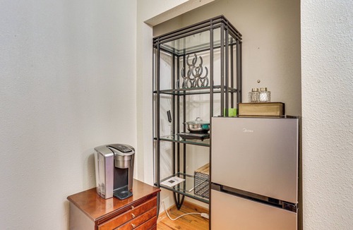 Larkspur Apartment | Walk to Ren Fest: Larkspur Farmhouse Hideaway