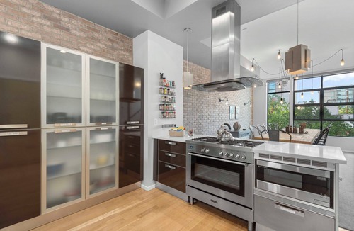 Five Points House | Walk to RiNo’s Best Bars, Restaurants, Coors Field! Rooftop Deck with Hot Tub!