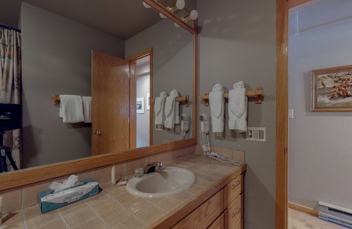 Mountain House Condo | Walk-to-slopes condo with fireplace - near shopping