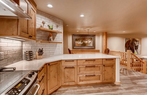 Four O'Clock House | Walk to snowflake lift and Main St. Hot tub!