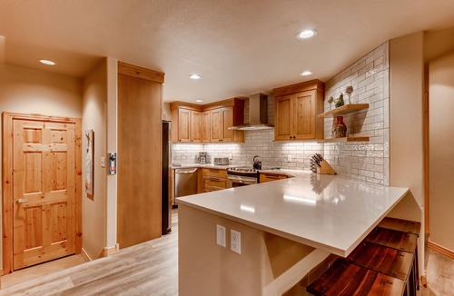 Four O'Clock House | Walk to snowflake lift and Main St. Hot tub!