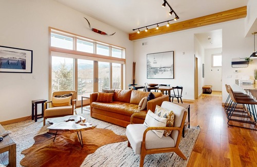 Eagle Condo | Walkable condo with mountain-view deck, firepit & bar/restaurant downstairs