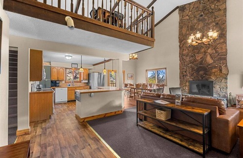 Manitou Springs House | Waltons Mountain Lodge with large HOT TUB