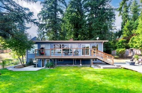 Lakeland South House | Waterfront 3BR Lower Unit with Scenic Views