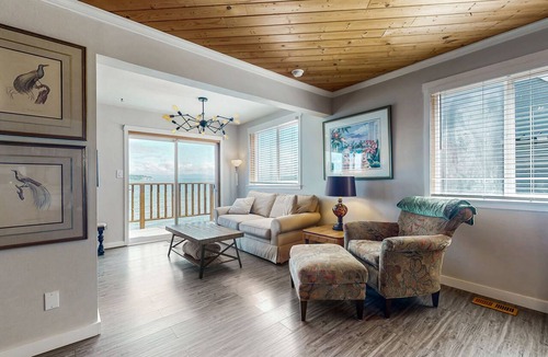 Clinton Apartment | Waterfront studio cottage with stunning views