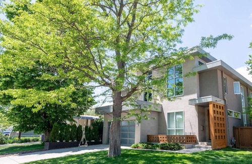 University Park House | We are two artists who enjoy sharing our home to caring and curious guests!