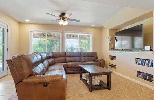 Valley Heirloom House | Welcome to our cozy walk-out basement suite in Ken Caryl Valley.