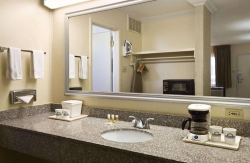 Trinidad Hotel | Welcoming Room with Complimentary Tasty Breakfast | Pool Access