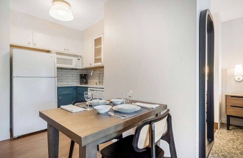 Acres Green Hotel | Welcoming Solo Retreat with all You Need for a Relaxing Stay