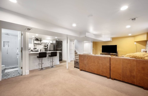 Whittier House | Well equipped 1-bedroom basement apartment/private entrance, AC, WiFi Denver