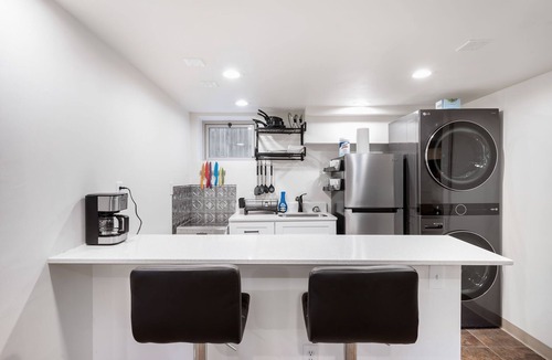 Whittier House | Well equipped 1-bedroom basement apartment/private entrance, AC, WiFi Denver