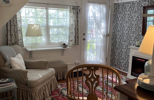 West End Cottage | West-end carriage house