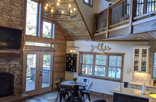 Florissant House | Whispering Pines - LUXURY Cabin-Hot Tub, Fireplace, Huge Deck, Pool Tbl, 6 Acres