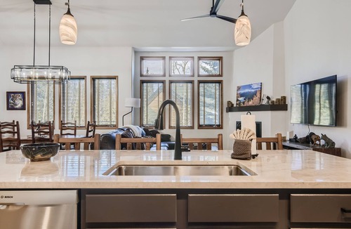 Peak 8 House | White Wolf #890: Newly Renovated- Private Outdoor Hot Tub- Shuttle to Slopes