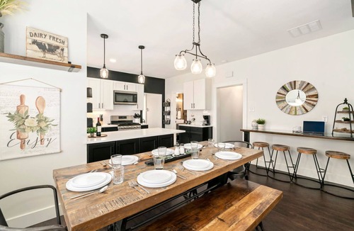 Windsor House | Windsor Farmhouse Family Fun, Yard & Fireplace