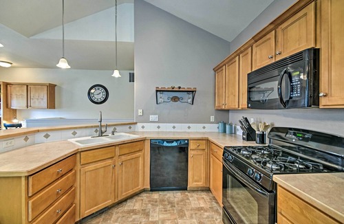 Windsor House | Windsor Townhome w/Balcony + Golf On-Site!