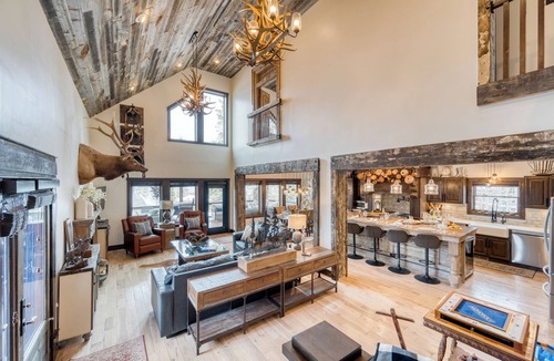 Elk Court Cabins House | Winterhaven Estate by AvantStay | Sleeps 19 Guests | Views, Firepit, Hot Tub