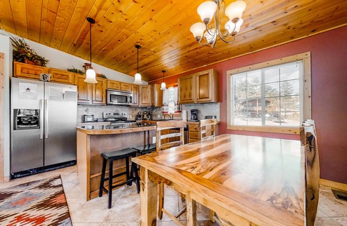 Carriage Hills Cabin | Wonderful family cabin w/stunning views, free WiFi, & full kitchen - near trails