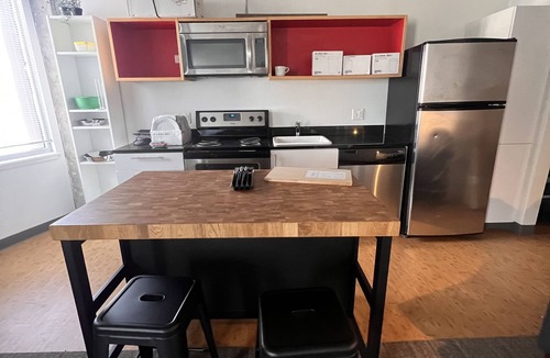 City Park West Apartment | Wonderful Studio in City Park West, pet friendly building.