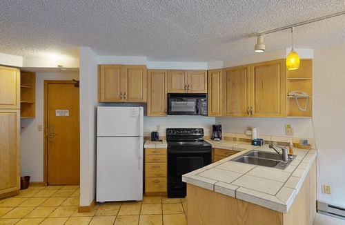 Winter Park Apartment | Wonderful Studio in Complex w/Ski-In/Ski-Out Access + Shared Pool & Hot Tub/WiFi