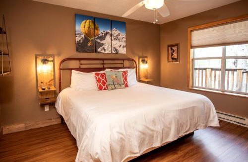 Salida House | Woodland Camping Cabin for Biking near Arkansas Hills Trail in Colorado