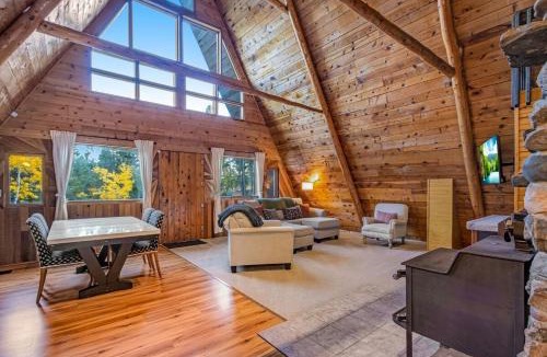 Woodland Park House | Woodland Park Scandi Cabin, Mtn Views & Hot Tub