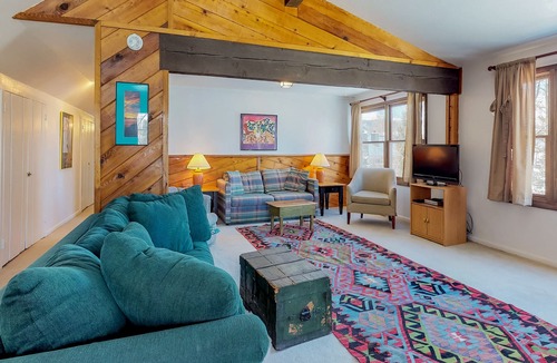 Summit Cove Condo | Woodsy condo with hot tub & pool - great location near ski resorts