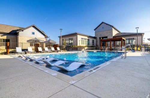 Sherman Apartment | WorkerFriendly KINGbed A plus Location Washer Wifi Pool