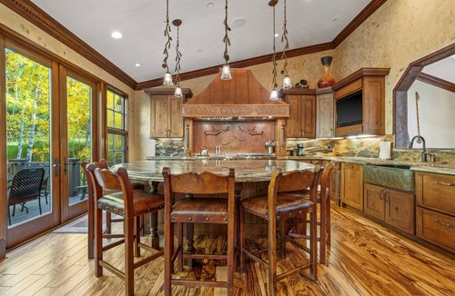 Beaver Creek House | Wrangler Lodge by Vail Butler - ski in, walk to town, hot tub