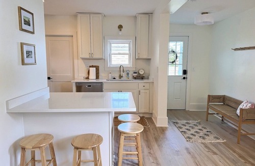 Sandusky House | Yellow House - Downtown & 7 Mins to Cedar Point