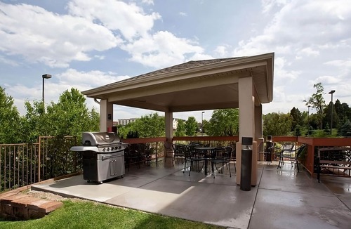 Golden Apartment | Your Home Away From Home! Pet-Friendly Stay with Kitchenette!