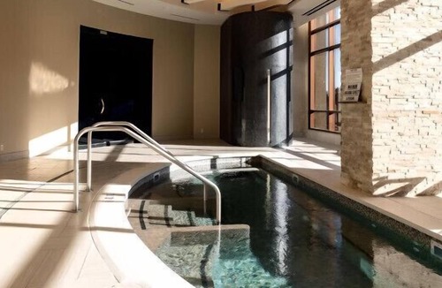 Black Hawk House | Your Spacious Getaway w/ a King Bed! Spa, Bar