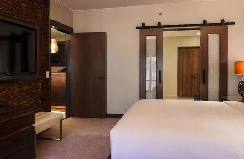 Black Hawk House | Your Spacious Getaway w/ a King Bed! Spa, Bar