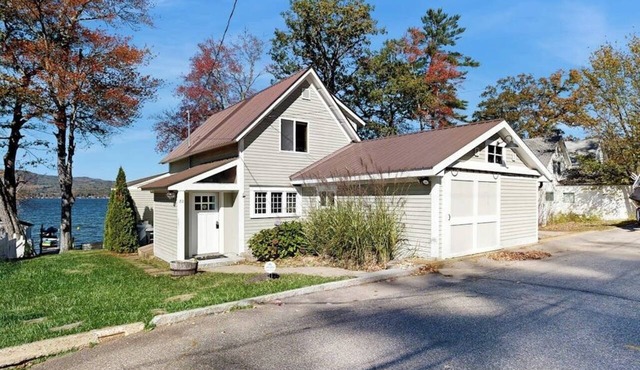 2BR lakefront: deck, dock, yard; hiking & fishing in Franklin
