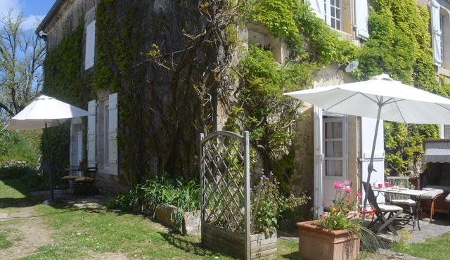90m2 first floor appt in historic estate in Serignac