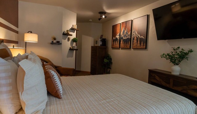 Alpenglow Retreat: Spacious 3-Bed Condo with High-Speed Internet & Gas Fireplace